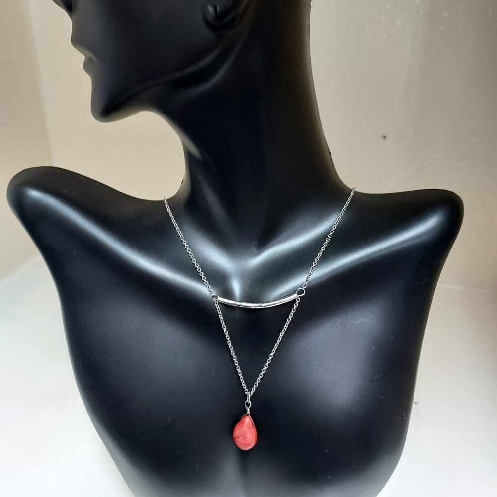RED CORAL DROP STONE SINGLE CHARM CHAIN NECKLACE